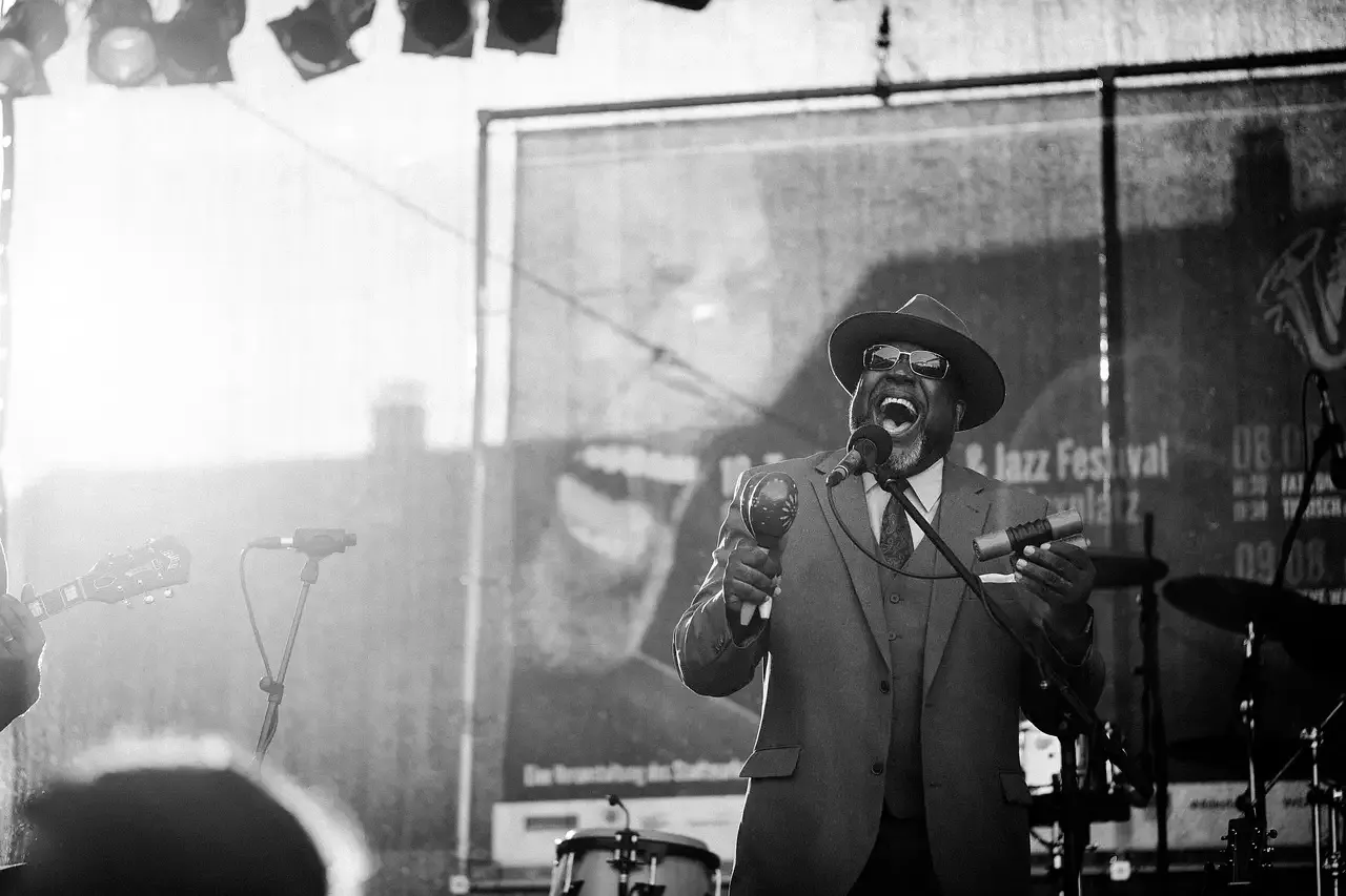 a man singing jazz black and white